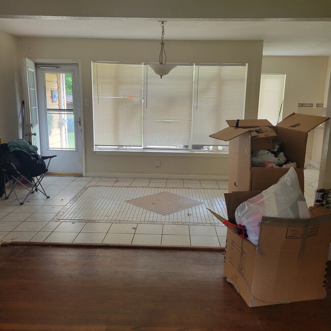 Building Photo - 590 Lively Dr