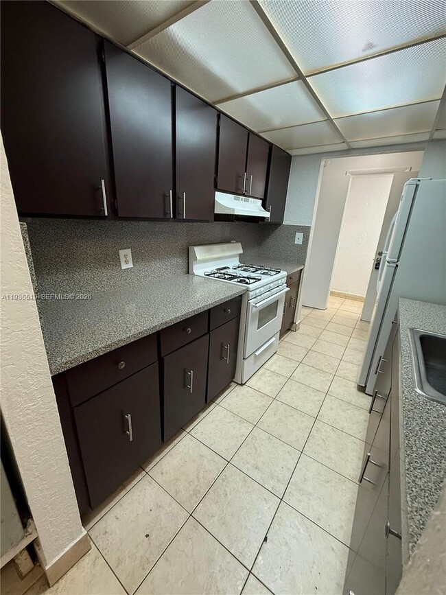 Building Photo - 1305 W 53rd St