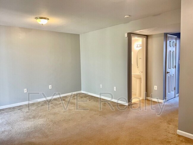 Building Photo - 106 Blossom Ln