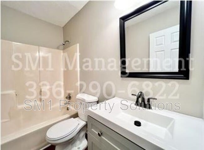 Building Photo - 1708 Green Oaks Dr SE