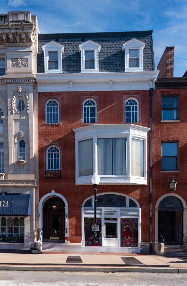 Excelente ubicación en el histórico Mount Vernon. - 403 N Charles St