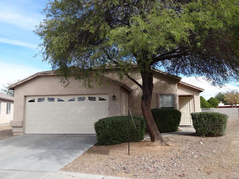 Foto principal - 4 Bedrooms & 2 Baths with Big Back Yard an...