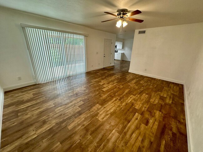 Foto del edificio - Fully Remodeled - 2/2 Townhome in Central ...