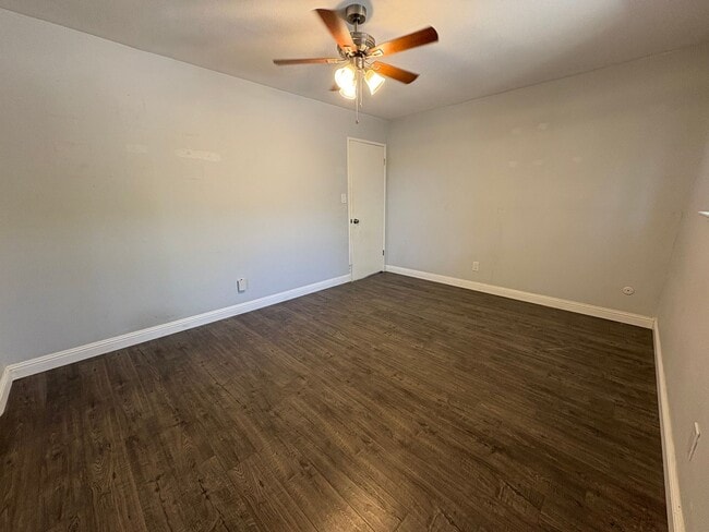 Foto del edificio - *Private Showing Only* Solar equipped home...