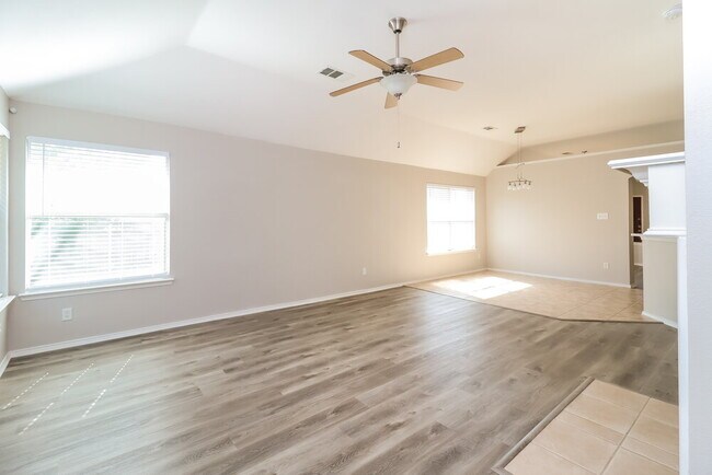 Building Photo - 4600 Summer Oaks Ln