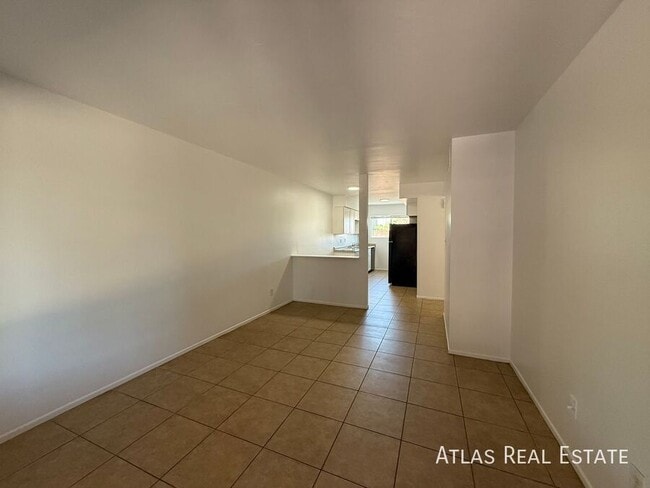 Building Photo - 1045 E University Dr