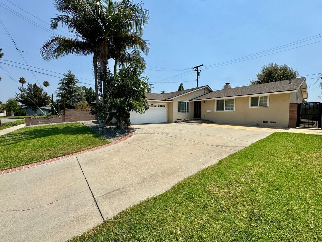 Primary Photo - Beautiful 4 Bedroom 3.5 Bathroom Home in t...