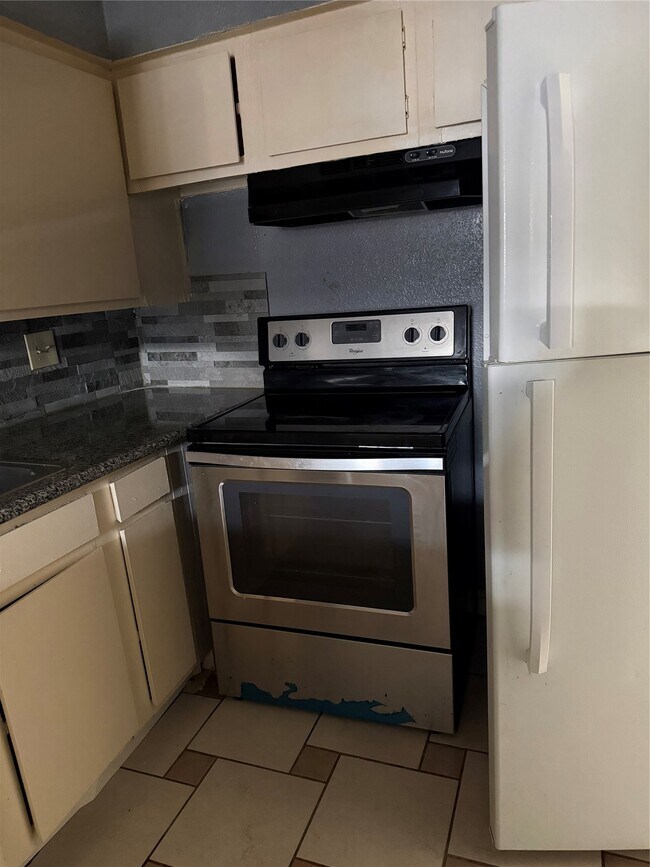 Foto del edificio - 6201 Ranchester Dr