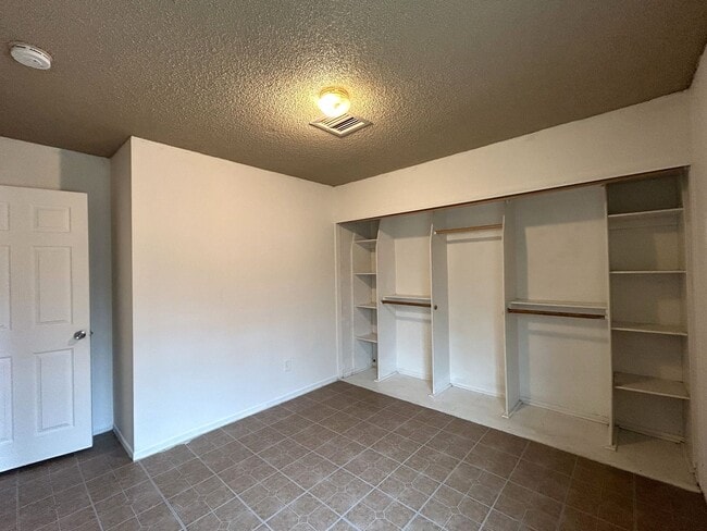 Building Photo - AVAILABLE NOW! 3 Bed 2 Bath Home in Desert...