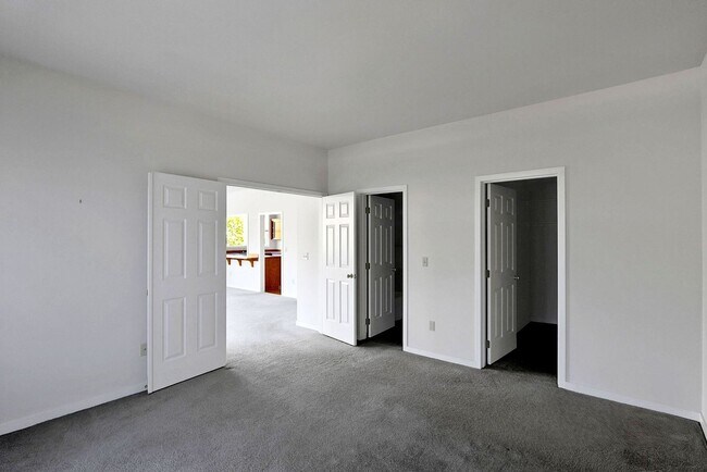 Building Photo - 60 Fairway Ln