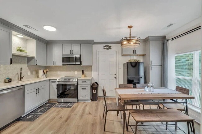 Building Photo - 302 Manden Rd