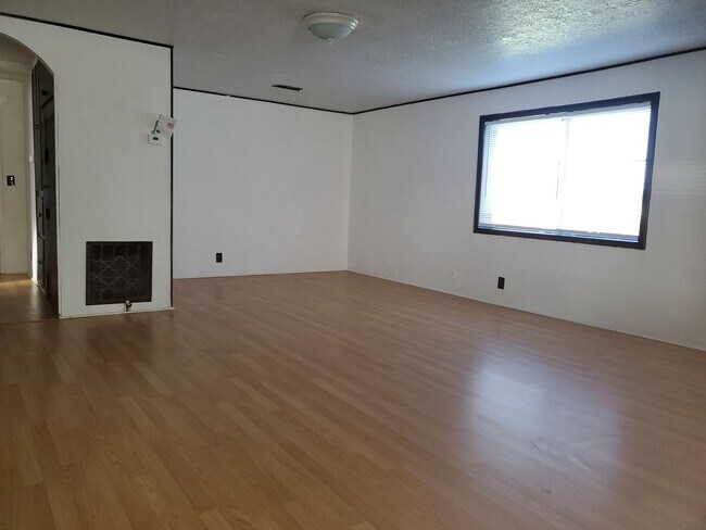 Building Photo - 2bed 2bath House