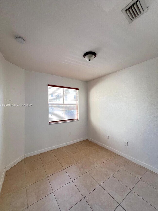 Building Photo - 1662 SE 27th Dr