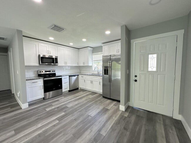 Building Photo - "Charming 3-Bed Oasis with 2 Baths in New ...