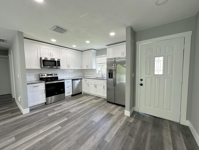 Foto del edificio - "Charming 3-Bed Oasis with 2 Baths in New ...