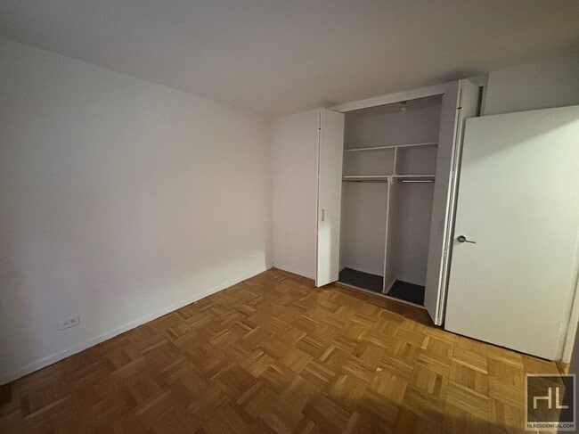 Building Photo - 5 AVENUE