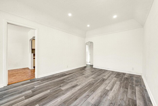Building Photo - 78-20 Kneeland Ave