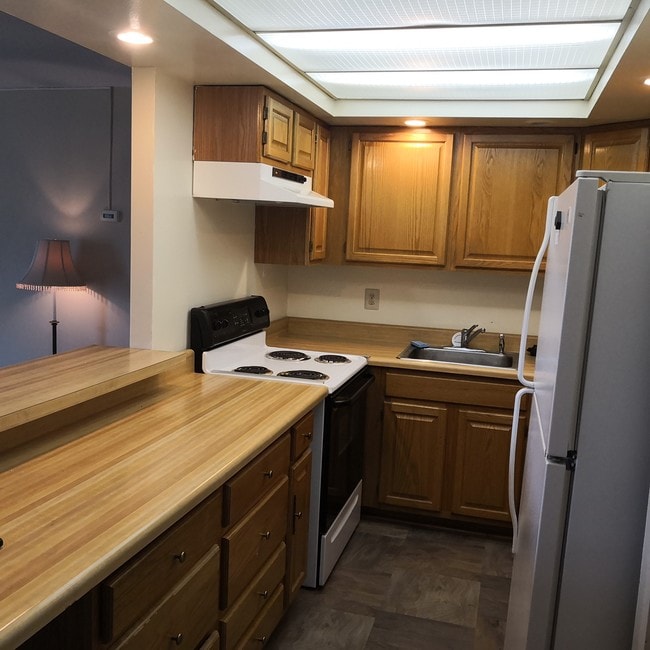 Kitchen - 808 Stratford Dr