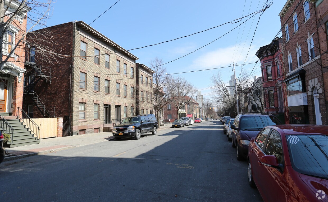 Foto del edificio - 373 Hudson Ave