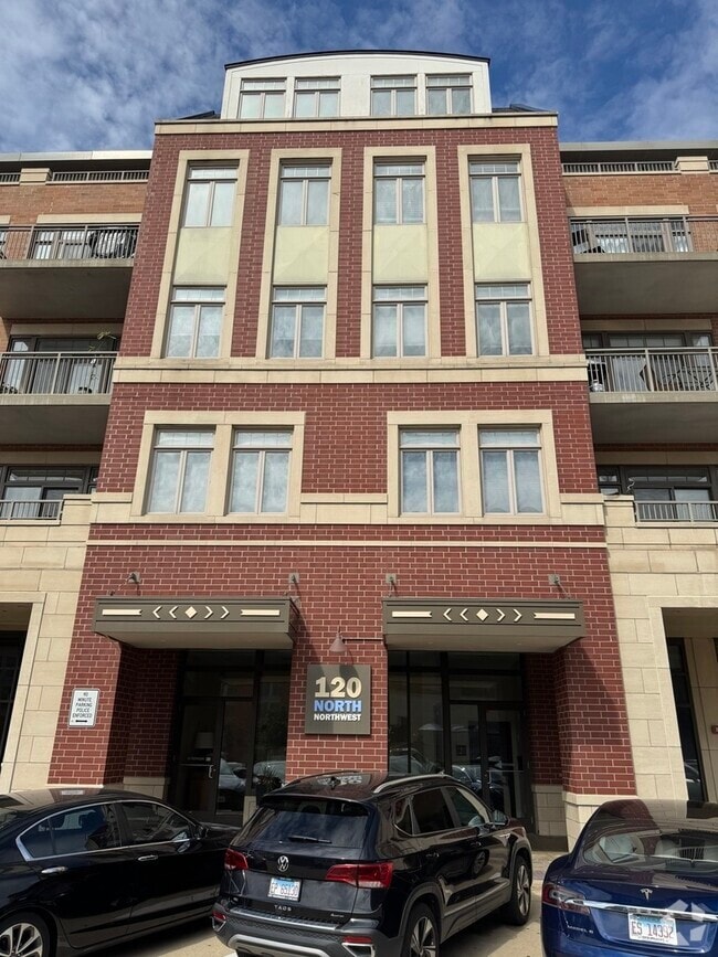 Building Photo - 120 N Northwest Hwy