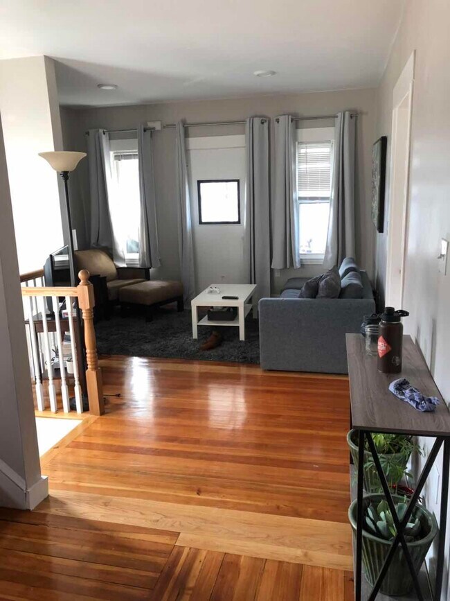 Sala de estar - 104 Bowdoin St
