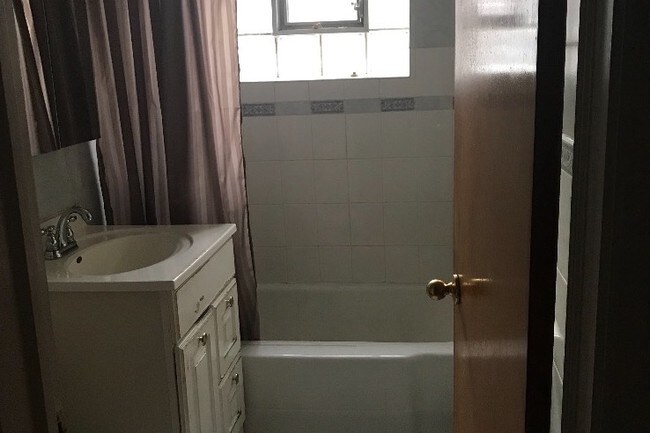 bathroom - 2636 W Farragut Ave