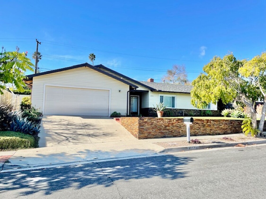 Foto principal - Beautiful Single level home with 3/2 and f...