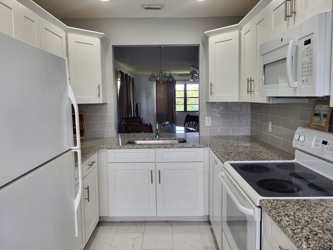 Building Photo - Updated Condo~2 Beds/2Baths~Screened in Ba...