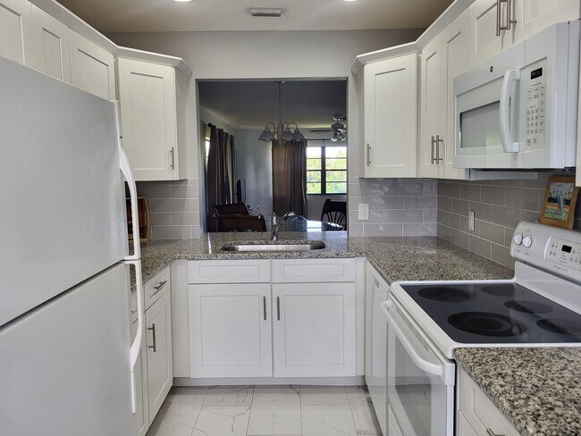 Foto del edificio - Updated Condo~2 Beds/2Baths~Screened in Ba...
