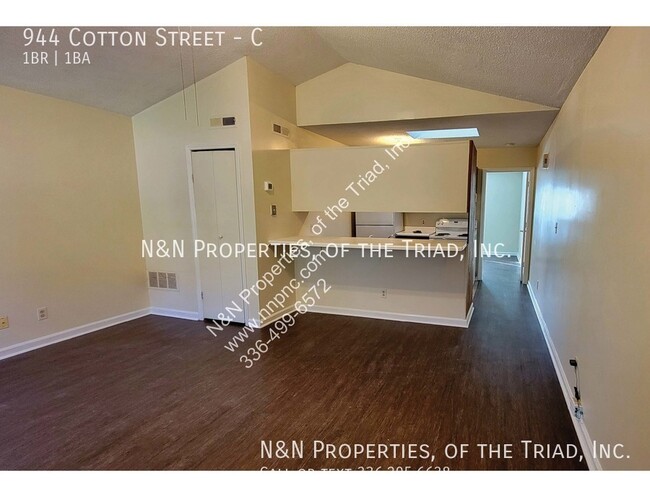 Building Photo - 1 Bed/1 Bath First Floor Unit- Downtown, W...