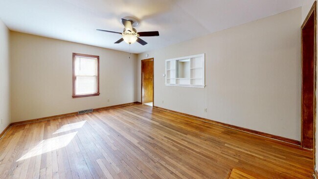 Building Photo - 3 Bedroom, 2 Bathroom House with Detached Garage