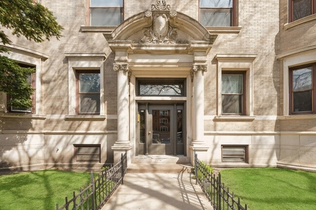 Building Photo - 670 W Sheridan Rd