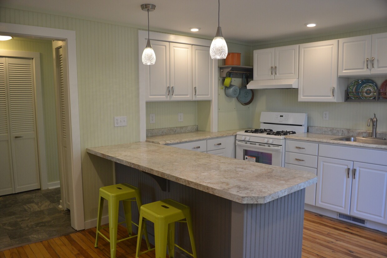 Eat-in Kitchen - 222 W Case St