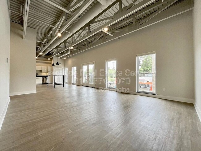 Building Photo - 708 Wealthy St SE
