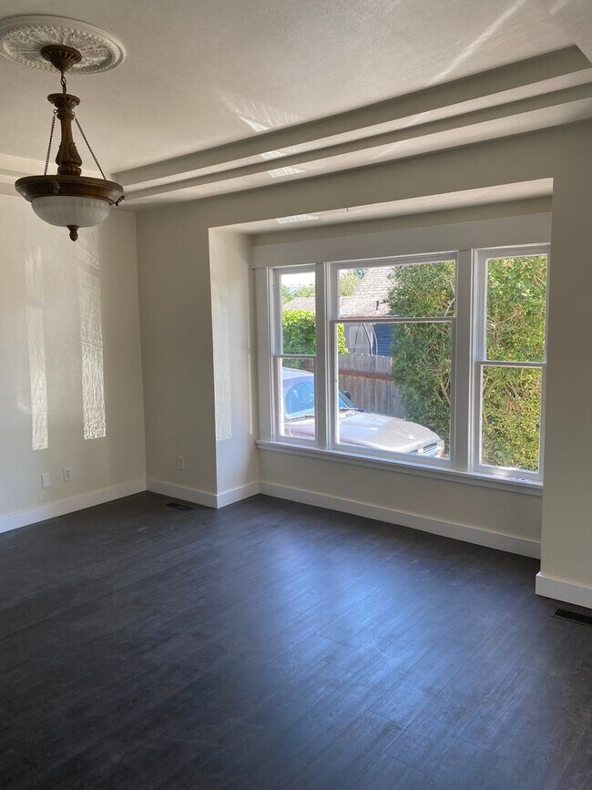 Building Photo - Beautifully Updated 2 Bedroom Home with Of...