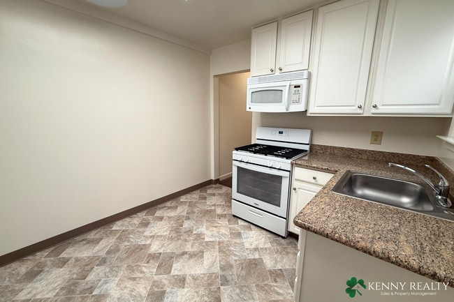 Building Photo - Bright and Updated 1 Bedroom Home with Pri...