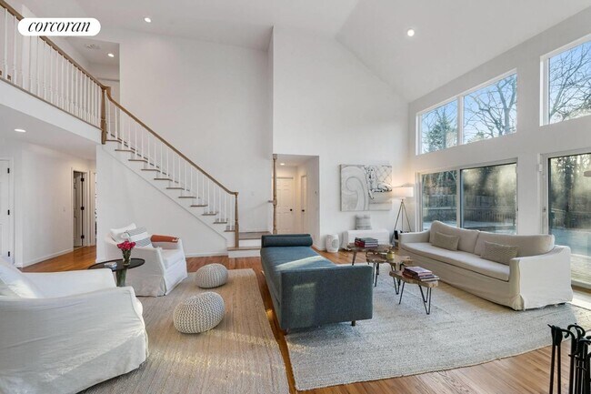Foto del edificio - 23 Laurel Hill Ln