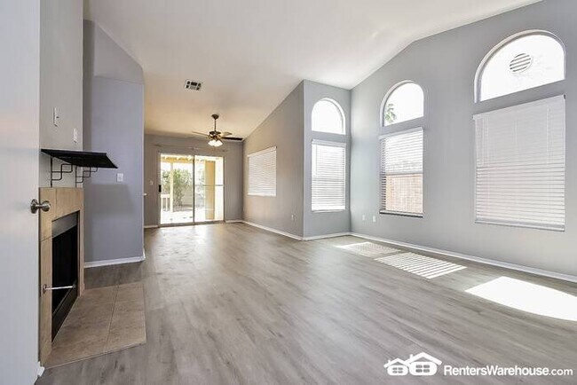 Foto del edificio - NEWLY Remodeled three bathroom two bath si...