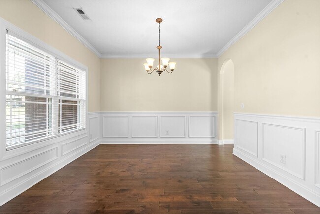 Building Photo - Pet Friendly Four Bedroom with Bonus!