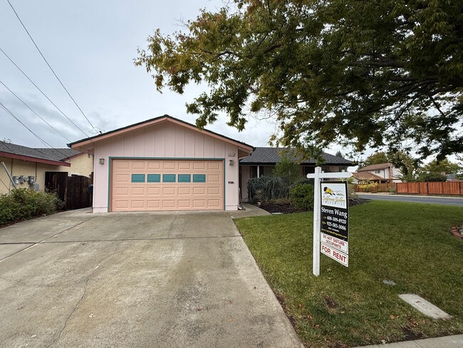 Foto del edificio - Single Story Home in Quiet Neigbhorhood Ne...