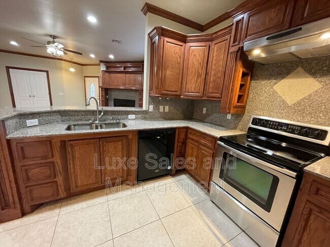 Building Photo - 809 SW 37th St
