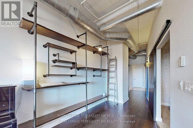 Photo du bâtiment - 700-1700 King St W