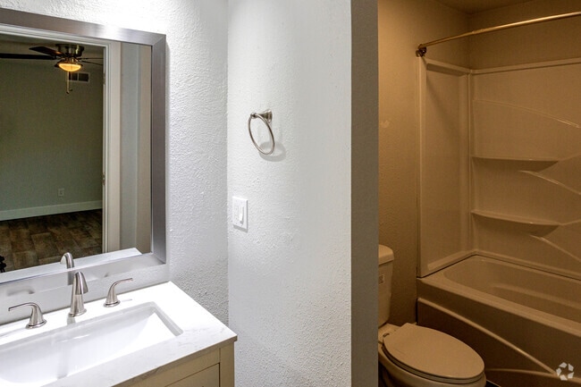 2BR, 1.5BA - 1020SF - The North Shore Apartments