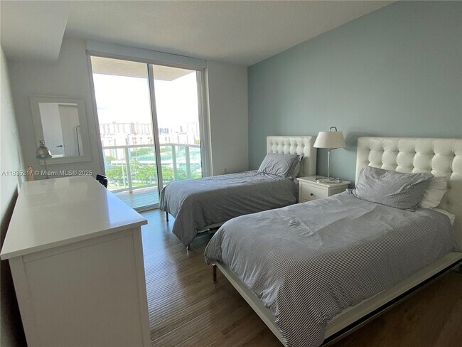 Foto del edificio - 150 Sunny Isles Blvd
