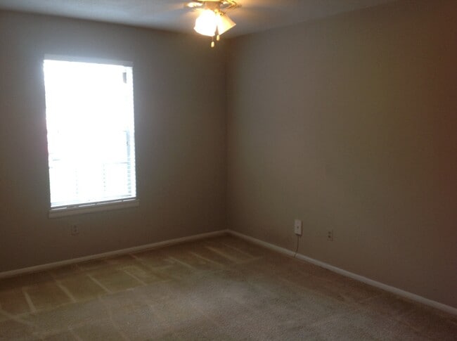 Foto del edificio - MAIN LEVEL END UNIT AT SALEM SQUARE!!!