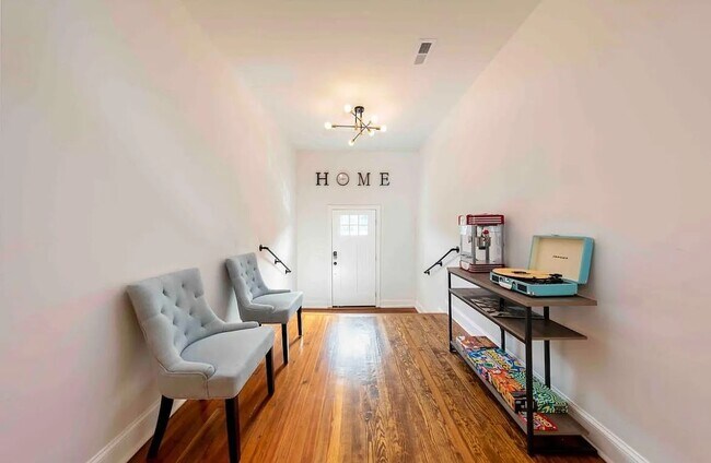 Entry way - 1306 N Mangum St
