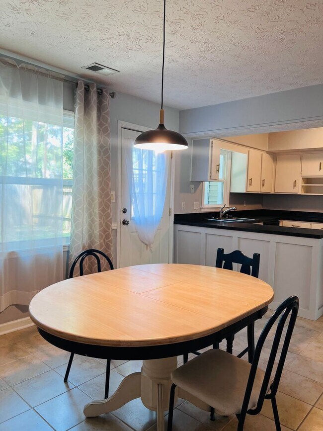 Building Photo - 3 bed/2 bath Townhome - 2.2 miles from Auburn University!