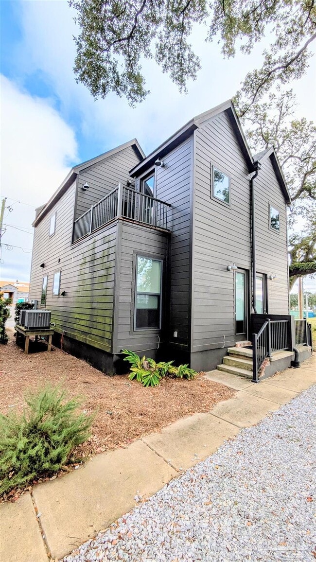 Building Photo - 379 S Clubbs St