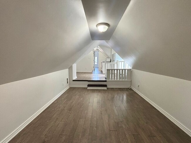 Building Photo - 482 King William St