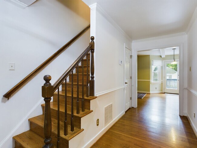 Building Photo - Beautiful 4 Bedroom 2.5 Bath Colonial Styl...